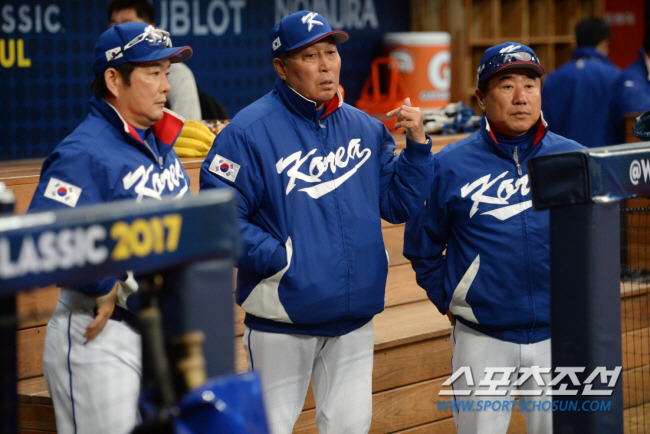 WBC 시절 김인식 감독(중앙), 이순철 코치(왼쪽)와 함께 한 김광수 코치. 스포츠조선DB