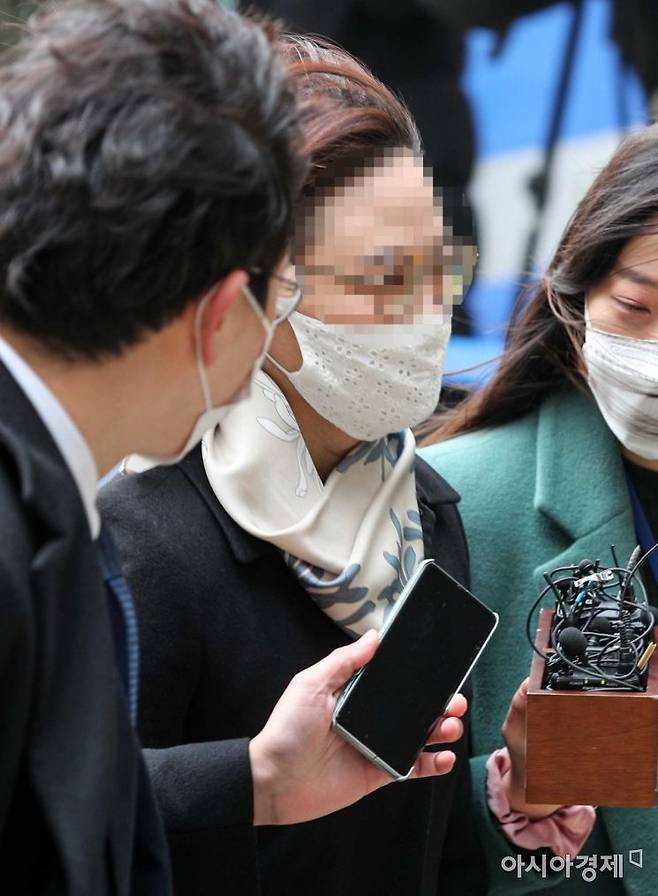 입시비리 및 사모펀드 의혹으로 기소된 조국 전 법무부 장관의 부인 정경심 동양대 교수가 23일 서울 서초구 서울중앙지방법원에서 열린 1심 결심 공판에 출석하고 있다./강진형 기자aymsdream@