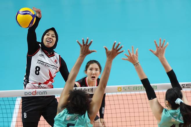 지난달 20일 서울 중구 장충체육관에서 열린 프로배구 도드람 2023-2024 V리그 여자부 GS칼텍스와 정관장의 경기. 정관장 메가왓티가 스파이크를 하고 있다./연합뉴스