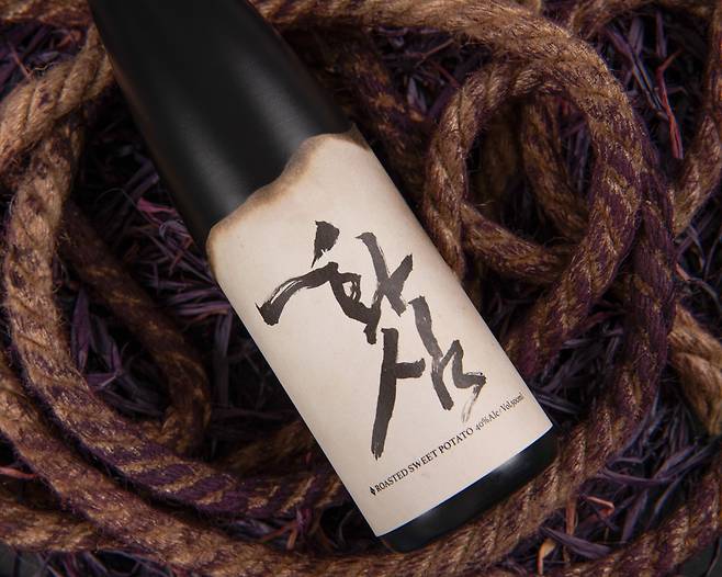 화심주조 군쌀 소주. 스코틀랜드에서는 위스키 원료인 보리를 훈연을 통해 맥아로 만드는 것에 착안, 쌀 일부를 오븐에 구워 위스키처럼 스모크 향을 낸다. 구수한 누룽지를 마시는 느낌을 준다. /화심주조