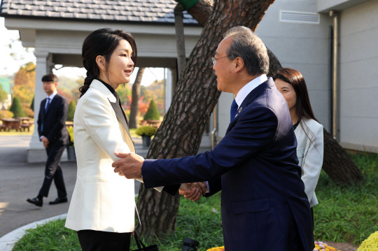 김건희 여사가 2일 서울 용산 대통령실 파인글라스에서 열린 '발달장애 예술인과 함께하는 요요마 토크콘서트'에서 첼리스트 요요마와 인사하고 있다. 대통령실 제공. 연합뉴스.