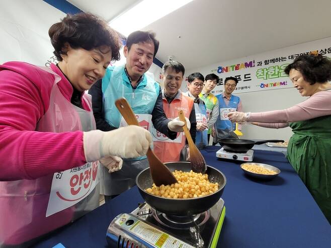홍준표 대구시장 부인인 이순삼 여사(왼쪽)와 달구벌원팀 소속기관 임직원들이 '착한음식키트'를 만들고 있다.