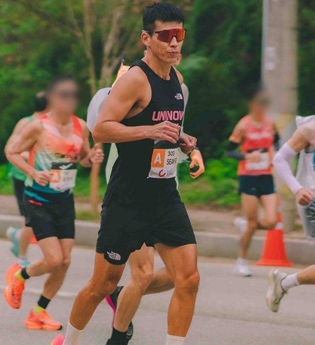 지누션 멤버 션이 다리 경련에도 불구하고 마라톤 풀코스를 또 완주, 국내 최초 루게릭요양병원 건립을 위해 4219만원을 기부했다. 제공=YG엔터테인먼트