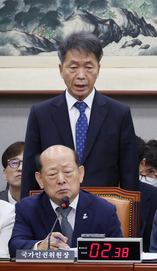 지난 8월30일 국회에서 열린 운영위원회 전체회의에서 김용원 국가인권위원회 상임위원이 답하고 있다. 앞은 송두환 국가인권위원장. 연합뉴스