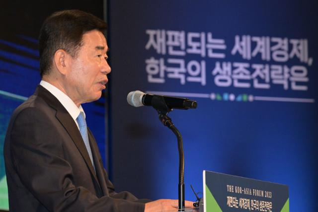 2일 서울 용산구 드래곤시티호텔에서 '재편되는세계경제, 한국의 생존전략은' 주제로 열린 '2023 코라시아포럼'에서 김진표 국회의장이 축사를 하고 있다. 최주연 기자