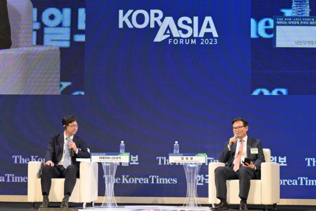 2일 서울 용산구 드래곤시티호텔에서 '재편되는 세계경제, 한국의 생존전략은' 주제로 열린 '2023 코라시아포럼'에서 한일 경제협력 방안을 주제로 마에카와 나오유키 일본무역진흥기구(JETRO) 서울사무소장과 정외영 대한무역투자진흥공사(코트라) 혁신성장본부장의 대담이 진행되고 있다. 최주연 기자