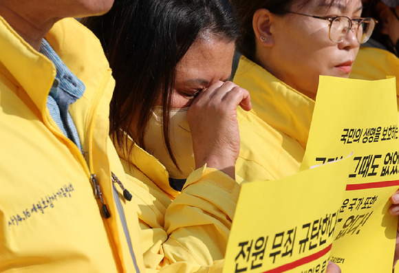 2일 오전 서울 서초구 대법원 정문 앞에서 열린 세월호 참사 관련 해경 지휘부에 대한 대법원의 무죄 판결 입장 발표 기자회견에서 세월호 참사 유가족이 눈물을 훔치고 있다. [사진=뉴시스]