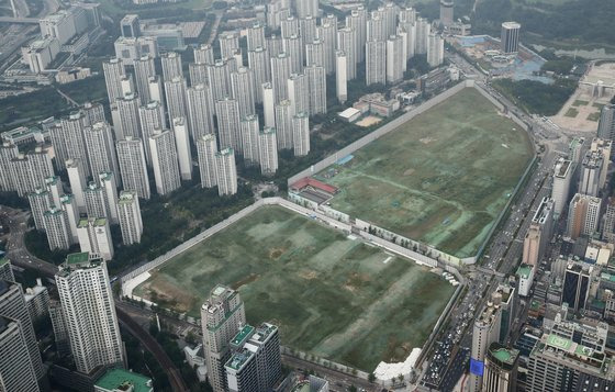 아파트 재건축 공사비를 둘러싼 조합과 시공사 간 갈등이 늘고 있다. 사진은 송파구 잠실 진주아파트 재건축 부지. [연합뉴스]