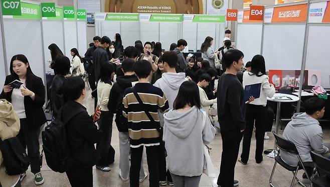 각 부스가 구직자들로 북적이고 있다. 송봉근 기자