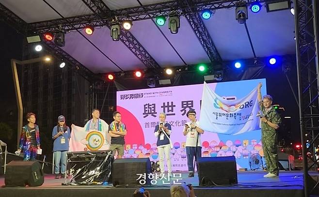 대만 타이베이 퀴어 퍼레이드가 열린 지난달 28일 양선우 한국 서울퀴어문화축제 조직위원장(오른쪽에서 세번째)이 연대 발언에 나섰다. 유선희 기자