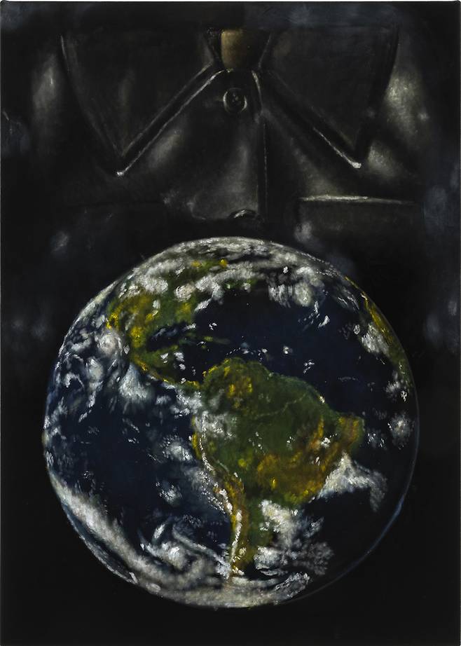 COP26, 2022, Oil on velvet, 141×101×6cm.  사진 제공: 일민미술관,  (C)  Issy Wood, 2023; courtesy the Artist; Carlos/Ishikawa, London; and Michael Werner Gallery, New York. Photographer: Damian Griffiths