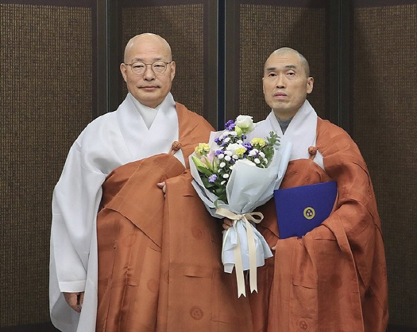 대한불교조계종 총무원장 진우스님이 30일 제14교구본사 금정총림 범어사 주지 직무대행에 정오스님을 임명했다고 밝혔다. 사진은 대한불교조계종 총무원장 진우스님(왼쪽)과 범어사 주지 직무대행 정오스님. 2023.10.30 대한불교조계종 제공