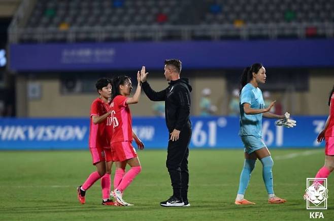 경기가 끝나고 선수들과 하이파이브를 하는 콜린 벨 한국 여자축구 대표팀 감독. 대한축구협회(KFA)