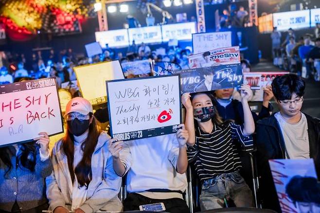 웨이보 게이밍을 응원하는 팬들. LoL Esports