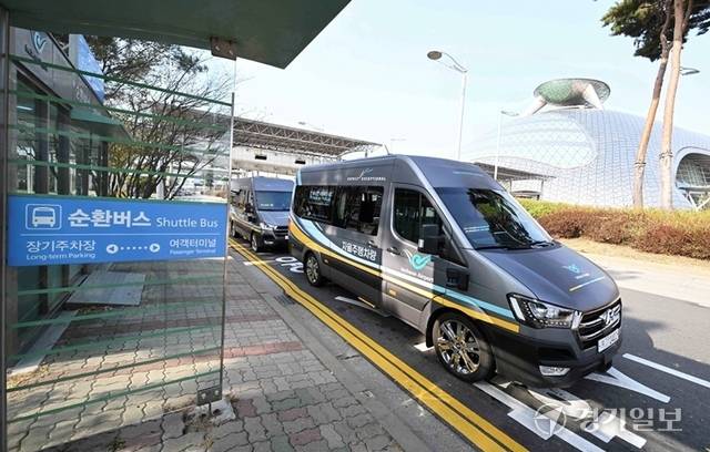 2일 오전 인천국제공항 제1여객터미널 장기주차장에서 열린 ‘인천공항 자율주행셔틀 시범운행 기념행사’에서 자율주행 셔틀버스 2대가 첫 운행을 하고 있다. 비상시에도 운전자의 개입이 불필요한 레벨4 이상 수준의 자율주행 셔틀버스는 인천공항 제1여객터미널~장기주차장 구간에서 시속 30~50Km로 주행한다. 장용준기자