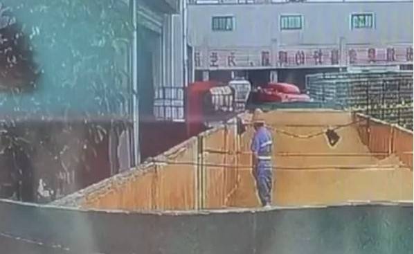 칭다오 맥주 3공장에서 원료에 소변 보는 작업자 모습 [사진 = 연합뉴스]