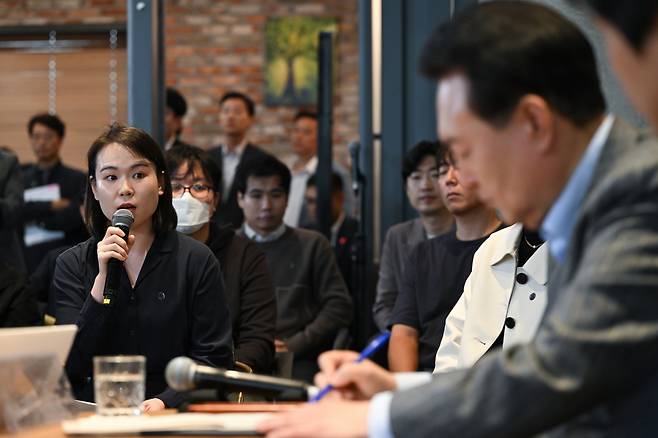 윤석열 대통령이 1일 서울 마포구 한 카페에서 열린 제21차 비상경제민생회의에서 참석자 발언을 경청하고 있다 [연합]