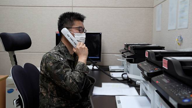 [서울=뉴시스] 박주성 기자 = 2021년 10월4일 오전 서해지구 군 통신선을 활용해 군 관계자가 시험통화 하는 모습. (사진=국방부 제공). 2023.11.02. photo@newsis.com *재판매 및 DB 금지