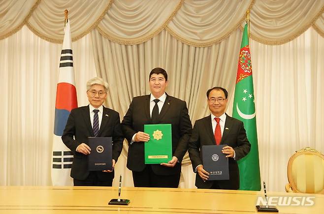 [서울=뉴시스]﻿﻿한국한의약진흥원과 부산대 한의학전문대학원은 지난달 31일 투르크메니스탄 아시가바트에서 투르크메니스탄 보건의료산업부와 보건·의약에 관한 업무협약을 체결했다고 2일 밝혔다. 세계적인 전통의약 수요 증가에 따라 한의약 전문가 육성에 적극 나선다는 취지다.왼쪽부터 정창현 한국한의약진흥원 원장, Atageldi Germanov 투르크메니스탄 보건의료산업부 장관, 신병철 부산대 한의학전문대학원장. (사진= 한국한의약진흥원 제공) 2023.11.02. photo@newsis.com.