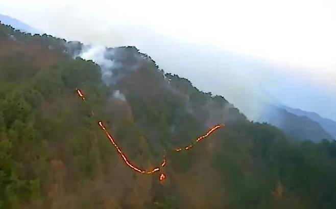 2일  산림당국은 이날 오후 4시 32분경 강원특별자치도 양구군 국토정중앙면 두무리 산 12 일원에서 산불이 발생해 산림당국이 진화중이다. 고 밝혔다. 산림청 제공. *재판매 및 DB 금지