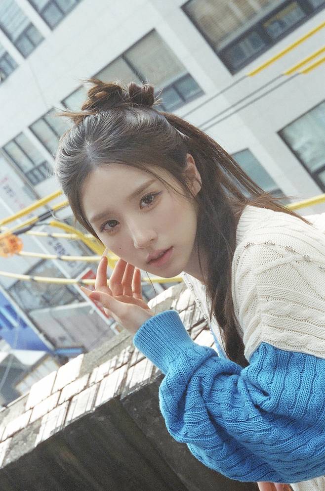 희진은 2016년 이달의 소녀 멤버 중 첫 번째로 공개된 이후 약 7년 만에 솔로로 데뷔했다. 모드하우스 제공