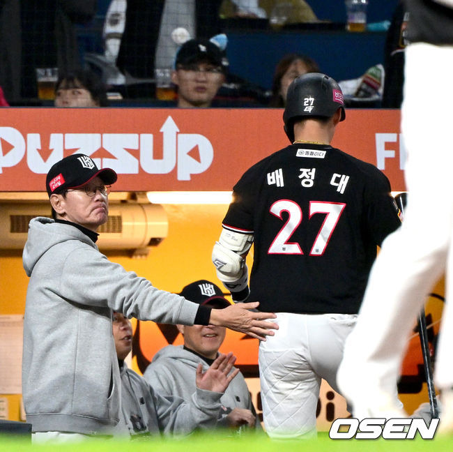 [OSEN=창원, 최규한 기자] 2일 오후 창원 NC파크에서 ‘2023 신한은행 SOL KBO 포스트시즌 플레이오프’ 3차전 NC 다이노스와 KT 위즈의 경기가 열렸다.2회초 1사 1루 상황 KT 배정대가 선제 좌월 투런포를 날리고 홈을 밟은 뒤 이강철 감독과 인사를 나누고 있다. 2023.11.02 / dreamer@osen.co.kr