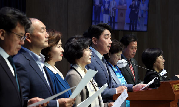 강훈식 더불어민주당 의원이 2일 오전 서울 여의도 국회 소통관에서 열린 ‘민주당 더좋은미래 소속, 김포 서울 편입 관련 기자회견’에서 발언을 하고 있다. 뉴시스