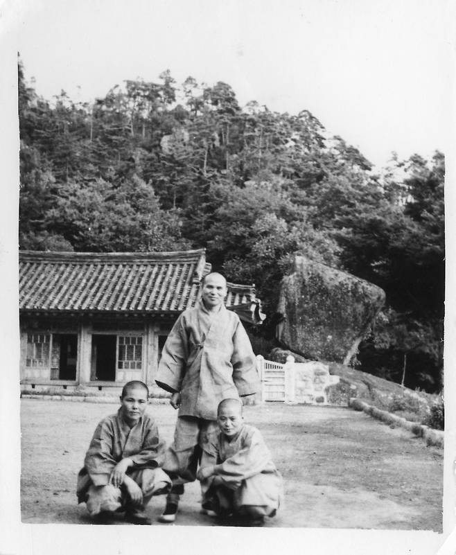 불필스님(왼쪽)이 성철스님(가운데)과 함께 백련암에서 찍은 사진 [김영사 제공, 재판매 및 DB 금지]