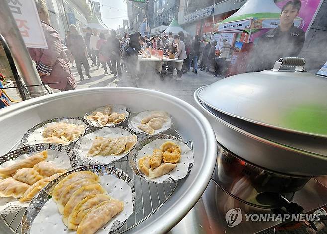 원주 만두축제 김이 '모락모락' [촬영 이재현]