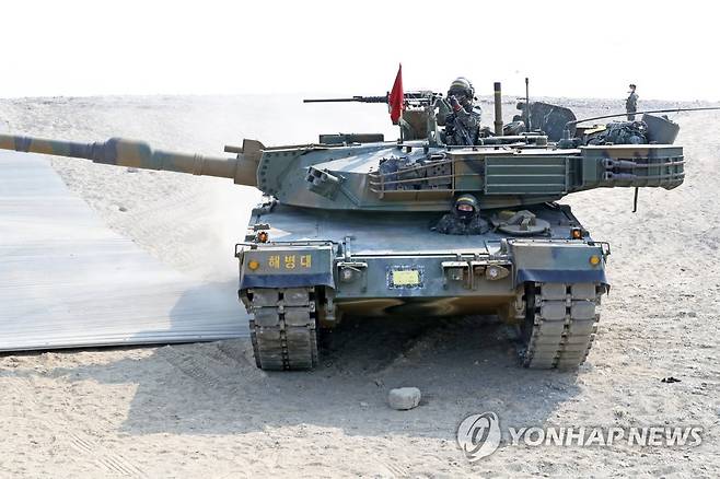 한 여단급 합동 상륙훈련에서 기동하는 K1 전차 [연합뉴스 자료사진]