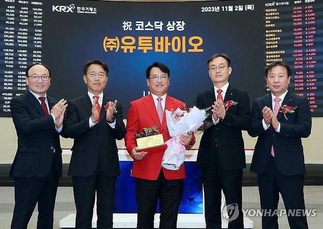 (주)유투바이오 코스닥시장 상장기념식 (서울=연합뉴스) 2일 서울 영등포구 한국거래소에서 열린 (주)유투바이오 코스닥시장 상장기념식에서 관계자들이 상장기념패 전달 후 기념 촬영하고 있다. 왼쪽부터 강왕락 코스닥협회 부회장, 이부연 한국거래소 코스닥시장본부장보, 김진태 (주)유투바이오 대표이사, 김준태 신한투자증권 GIB2그룹 대표, 유도석 한국IR협의회 상무. 2023.11.2 [한국거래소 제공. 재판매 및 DB 금지] photo@yna.co.kr