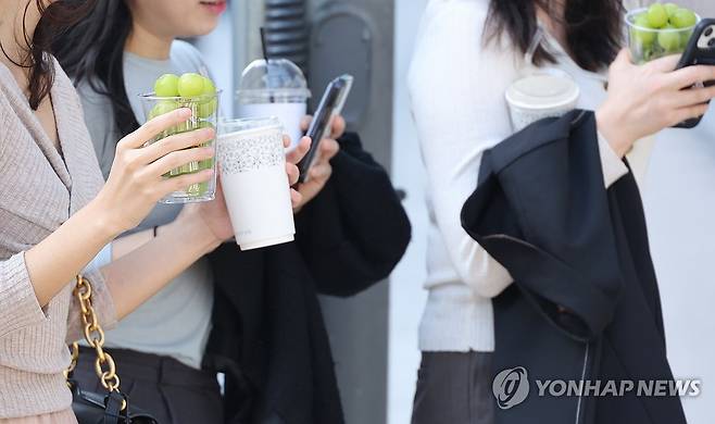 외투는 벗고, 아이스 음료 들고... (서울=연합뉴스) 최재구 기자 = 1907년 이후 11월 서울 일최저기온으로 가장 포근한 아침을 기록한 2일 점심시간 서울 청계천에서 시민들이 외투를 벗어들고 산책하고 있다. 서울은 이날 중 기온이 가장 낮았을 때(종로구 송월동 기준·오전 4시 4분) 기온이 18.9도를 기록했다. 2023.11.2. jjaeck9@yna.co.kr