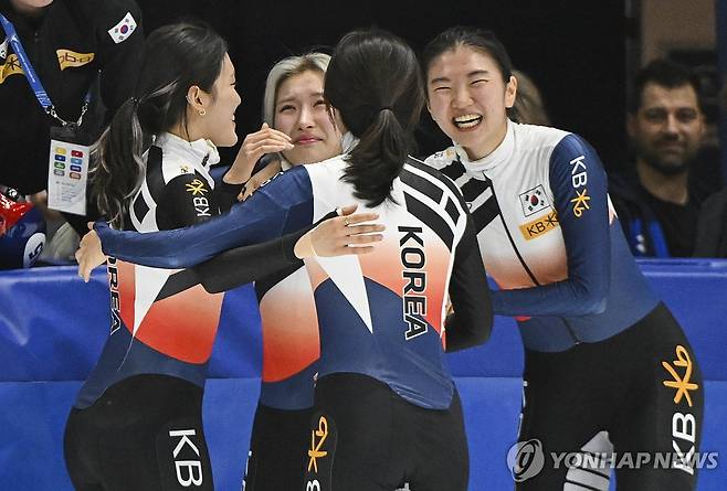 월드컵 3,000m 계주 우승 차지한 쇼트트랙 여자 대표팀 (몬트리올 AP=연합뉴스) 한국 여자 쇼트트랙 대표팀이 29일(현지시간) 캐나다 몬트리올에서 열린 2023-2024 ISU 쇼트트랙 월드컵 대회 여자 3,000m 계주 결승전에서 우승한 뒤 기뻐하고 있다. 이날 대표팀은 4분 12초 133의 기록으로 네덜란드를 제치고 우승했다. 2023.10.30 ddy04002@yna.co.kr