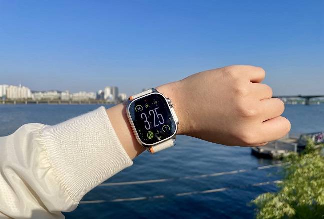 날씨 좋은 날 한낮에도 애플워치 울트라2 화면은 밝았다./사진=백유진 기자 byj@