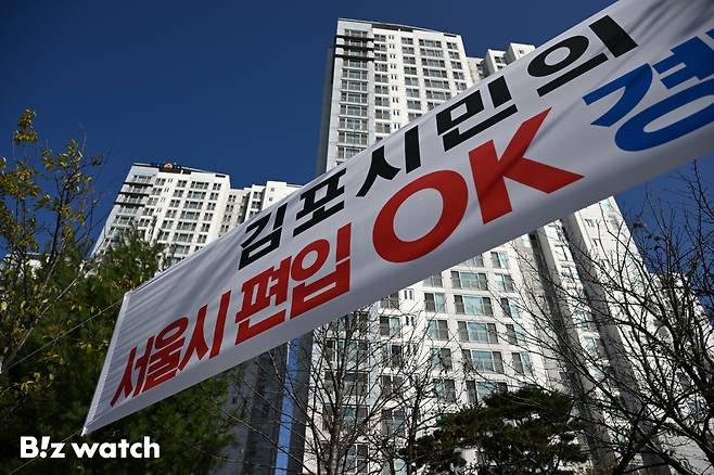 2일 김포시 아파트 단지 앞에 서울시 편입을 찬성하는 현수막이 내걸려 있다./사진=이명근 기자 qwe123@