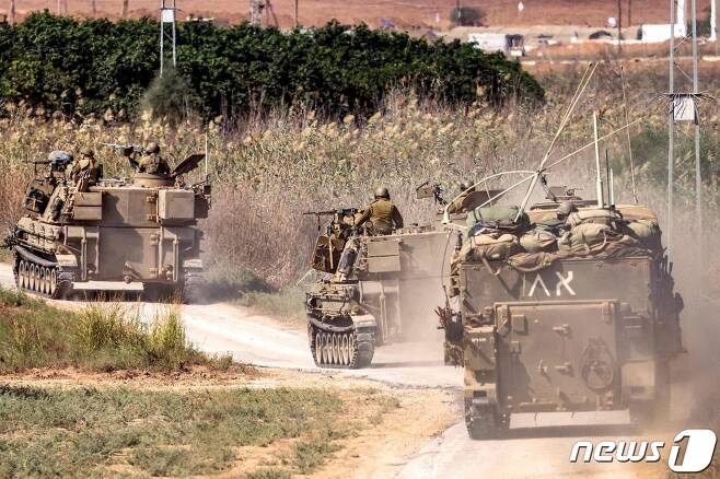 1일 (현지시간) 팔레스타인 무장 정파 하마스와 전쟁 중인 이스라엘 군 자주 곡사포가 가자 지구 국경 인근으로 집결을 하고 있다. 2023.11.02 ⓒ AFP=뉴스1 ⓒ News1 우동명 기자
