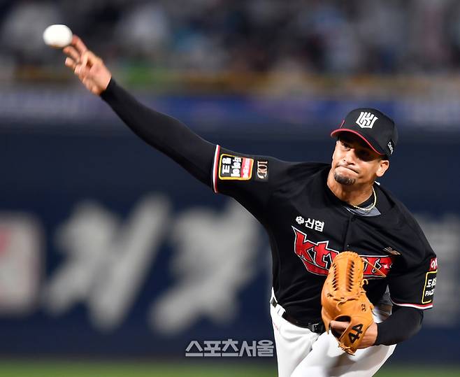 KT 쿠에바스가 3일 창원NC파크에서 열린 2023 KBO 플레이오프 4차전 NC와 경기에 선발 등판해 역투하고 있다. 2023.11.03.창원 | 강영조기자 kanjo@sportsseoul.com