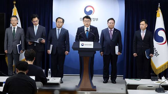 장상윤 교육부 차관이 31일 오후 정부서울청사에서 열린 사전브리핑에서 '교육발전특구 추진계획 시안'을 발표하고 있다. 왼쪽부터 오승철 산업통상자원부 산업기반실장, 김민재 행안부 기획조정실장, 홍두선 기획재정부 차관보, 장상윤 교육부 차관, 우동기 지방시대위원장, 강도현 과학기술정보통신부 정보통신정책실장. /연합뉴스