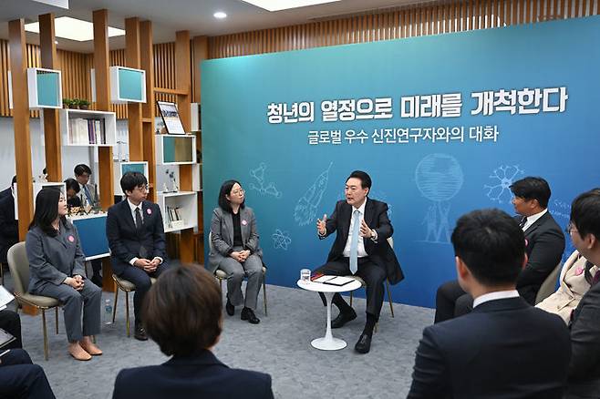 윤석열 대통령이 2일 대전 유성구 한국표준과학연구원에서 열린 ‘글로벌 우수 신진연구자와의 대화’에서 발언하고 있다. 2023.11.02 대통령실 제공
