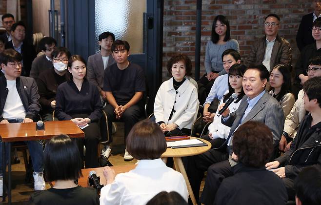 윤석열 대통령이 1일 서울 마포구 한 카페에서 열린 제21차 비상경제민생회의에서 주부, 회사원, 소상공인 등 참석자들과 대화하고 있다. 연합뉴스