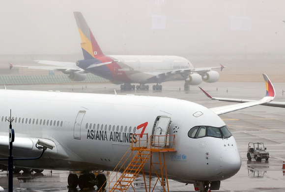 인천국제공항 1터미널에 주기된 아시아나항공 항공기. [사진=뉴시스]