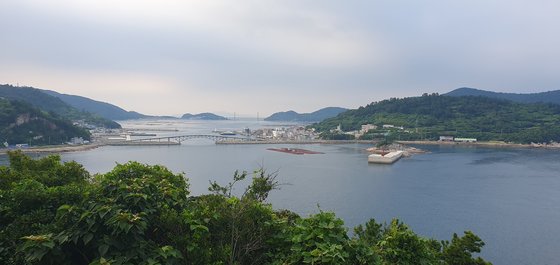 남쪽에서 바라본 거문도. 오른쪽 섬이 거문도항이 있는 고도다. 영국군은 여기에 군사기지를 만들었다. [사진 김정탁]