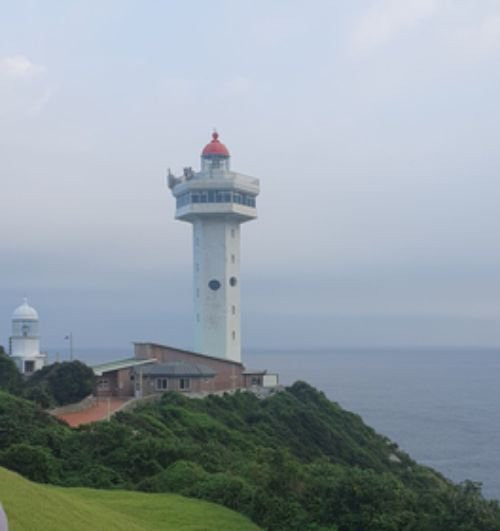 거문도 서도 남쪽 끝에 있는 등대. 인천 팔미도 등대에 이어 우리나라에서 두 번째로 오래된 등대다. [사진 김정탁]