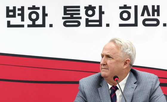 인요한 국민의힘 혁신위원장이 3일 오전 서울 여의도 국민의힘 당사에서 열린 혁신위원회 3차 회의에 참석한 모습. 뉴시스