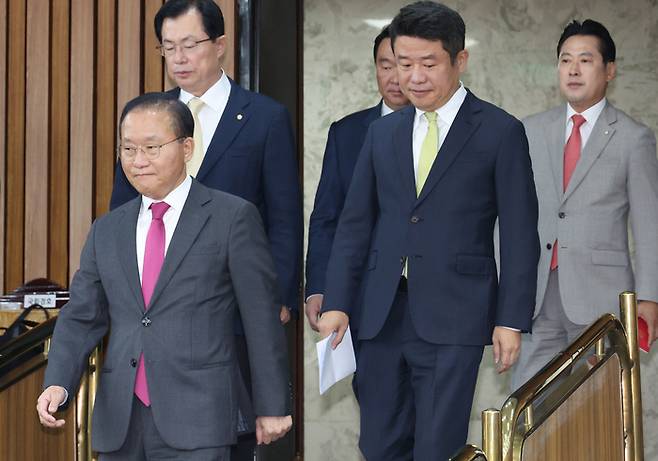 국회에서 지난달 31일 열린 국민의힘 원내대책회의에 윤재옥 원내대표(왼쪽)와 유의동 정책위의장(앞줄 오른쪽) 등이 입장하고 있다. 연합뉴스