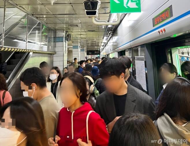 2일 오전 서울지하철 4호선 충무로역에서 하차하는 시민들. /사진=민수정 기자