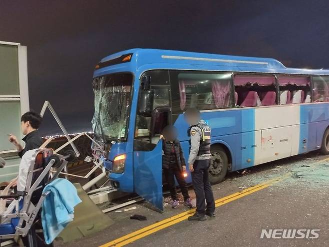 3일 오전 인천 중구 운서동 인천국제공항 제1여객터미널 3층 연결도로 구간에서 주행 중이던 회사 통근버스가 가드레일을 들이받았다. /사진=뉴시스(인천소방본부 제공)