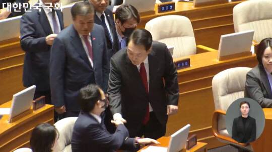지난달 31일 윤석열 대통령이 국회 시정연설 뒤 김용민 더불어민주당 의원과 악수하고 있다. 국회의사중계 캡처