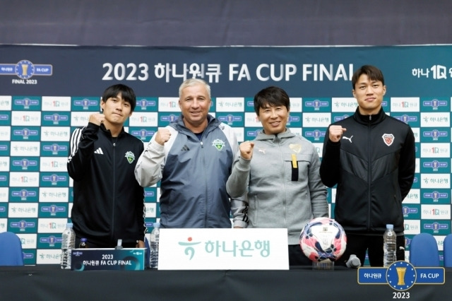 왼쪽부터 최철순, 단 페트레스쿠 감독, 김기동 감독, 김승대/대한축구협회