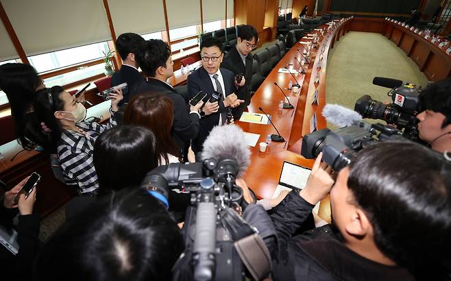 황현순 키움증권 사장이 여의도 금융투자협회에서 취재진의 질문을 받고 있는 모습. [연합]